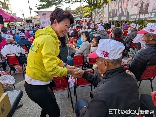 ▲民進黨立委陳亭妃14日下午於關廟聯誼會舉辦「人民是頭家・陳亭妃與市民的約定」說明會，正式對外發表《陳亭妃與台南市民的約定書》。（圖／記者林東良翻攝，下同）