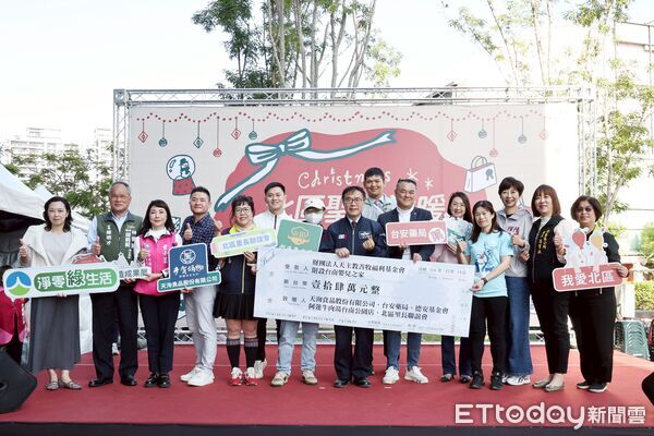 ▲台南市北區公所舉辦「愛心無界・溫馨聖誕」捐助儀式，市長黃偉哲頒發感謝狀，感謝各界攜手送暖弱勢學童。（記者林東良翻攝，下同）