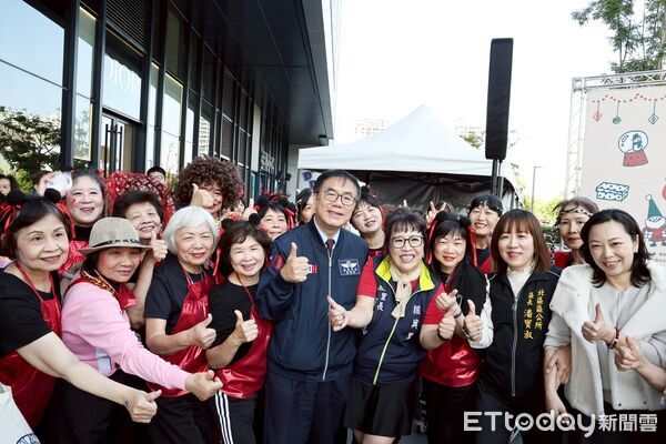 ▲台南市北區公所舉辦「愛心無界・溫馨聖誕」捐助儀式，市長黃偉哲頒發感謝狀，感謝各界攜手送暖弱勢學童。（記者林東良翻攝，下同）