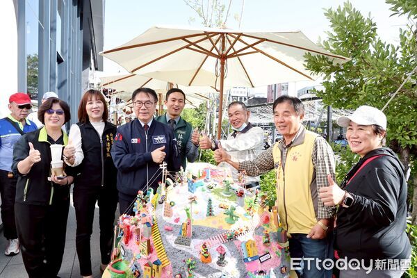 ▲台南市北區公所舉辦「愛心無界・溫馨聖誕」捐助儀式，市長黃偉哲頒發感謝狀，感謝各界攜手送暖弱勢學童。（記者林東良翻攝，下同）