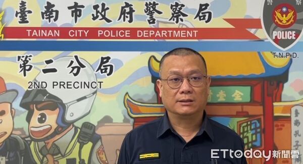 ▲台南市祀典大天后宮前舉辦愛心便當活動時，現場發現一疊千元鈔票放置於三角錐上，警方到場處理。（記者林東良翻攝，下同）