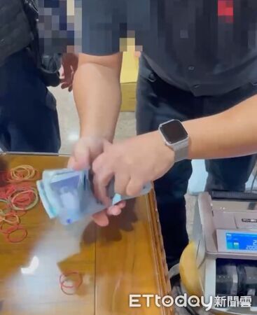 ▲台南市祀典大天后宮前舉辦愛心便當活動時，現場發現一疊千元鈔票放置於三角錐上，警方到場處理。（記者林東良翻攝，下同）