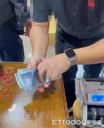 ▲台南市祀典大天后宮前舉辦愛心便當活動時，現場發現一疊千元鈔票放置於三角錐上，警方到場處理。（記者林東良翻攝，下同）