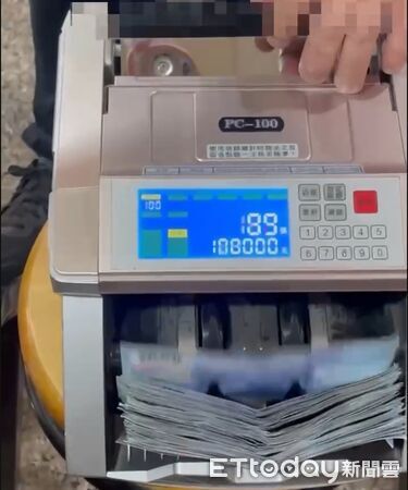 ▲台南市祀典大天后宮前舉辦愛心便當活動時，現場發現一疊千元鈔票放置於三角錐上，警方到場處理。（記者林東良翻攝，下同）