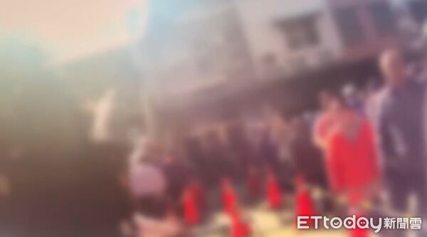 ▲台南市祀典大天后宮前舉辦愛心便當活動時，現場發現一疊千元鈔票放置於三角錐上，警方到場處理。（記者林東良翻攝，下同）