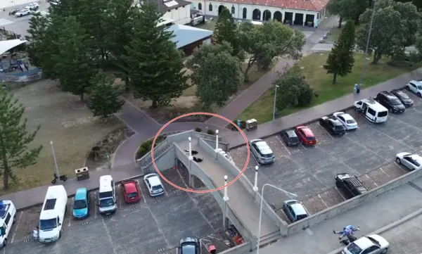 ▲▼澳洲海灘掃射是恐怖攻擊！ 無人機高清拍下槍手被警方擊斃過程。（圖／翻攝自X）