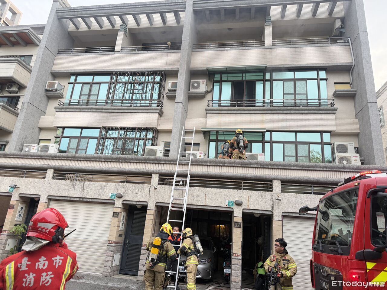 台南民宅廚房竄火!2人一度受困2樓 警消出動16車架梯馳援