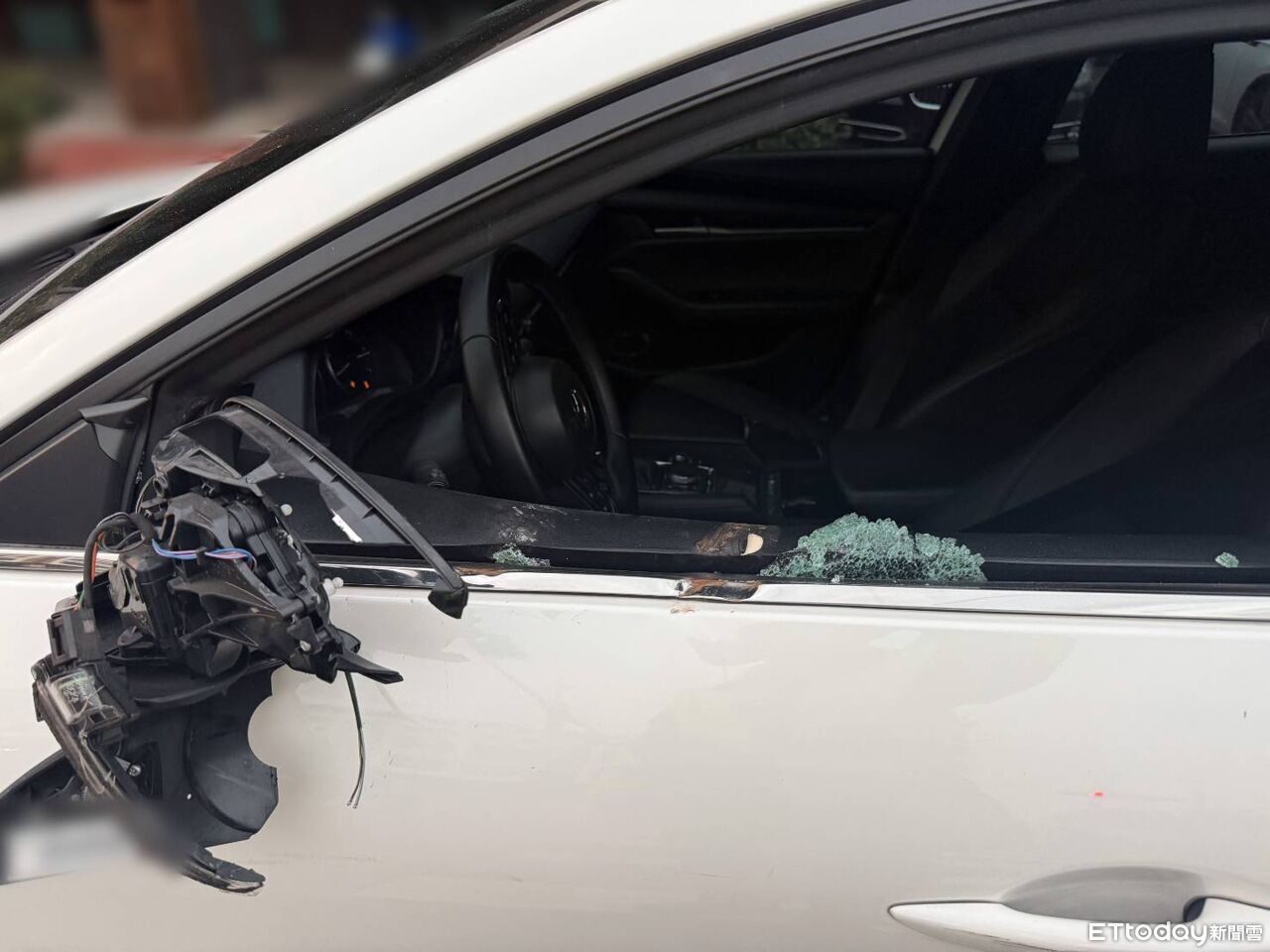 台中情侶清晨吵架…醋男見女友找異性到場暴怒!猛砸車吵醒鄰居