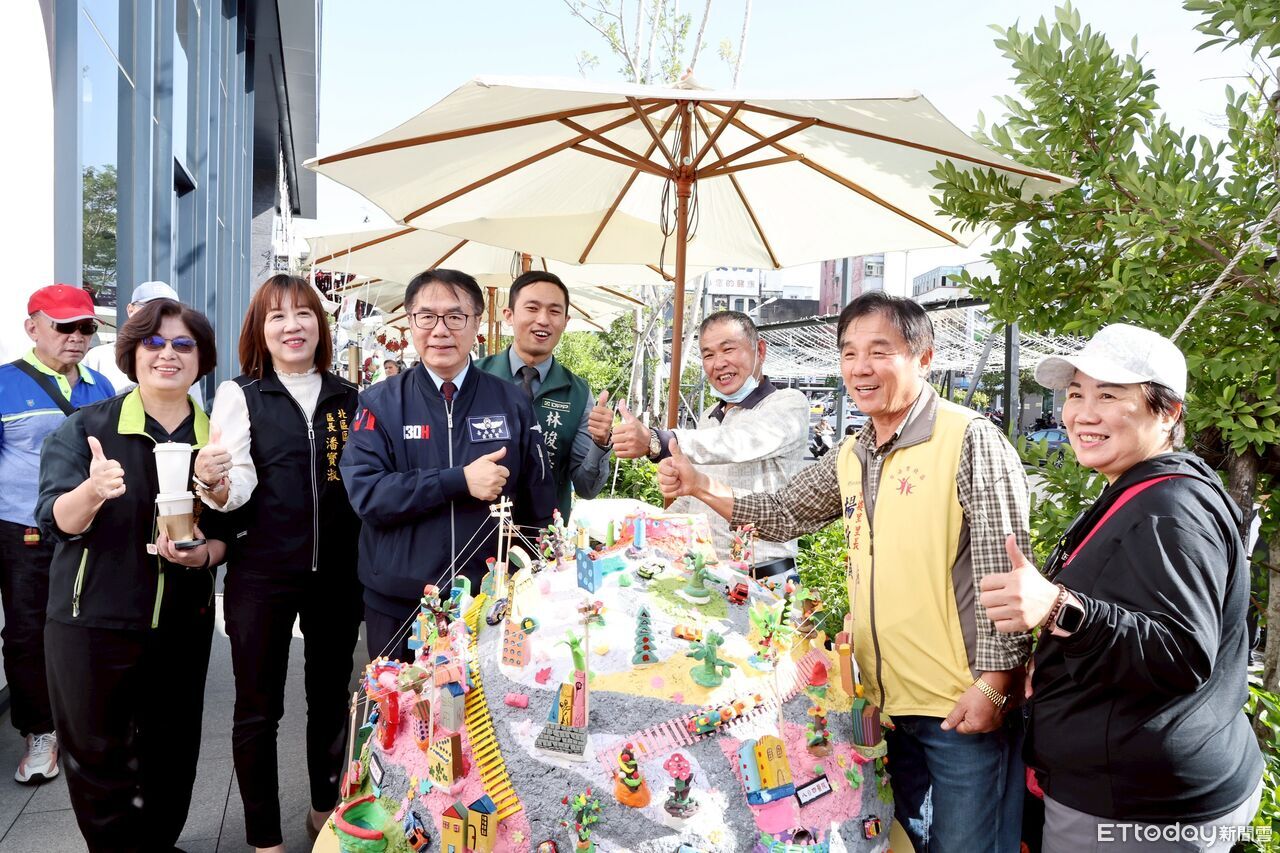 台南北區公所化身聖誕老公公 黃偉哲感謝各界齊力送暖弱勢學童