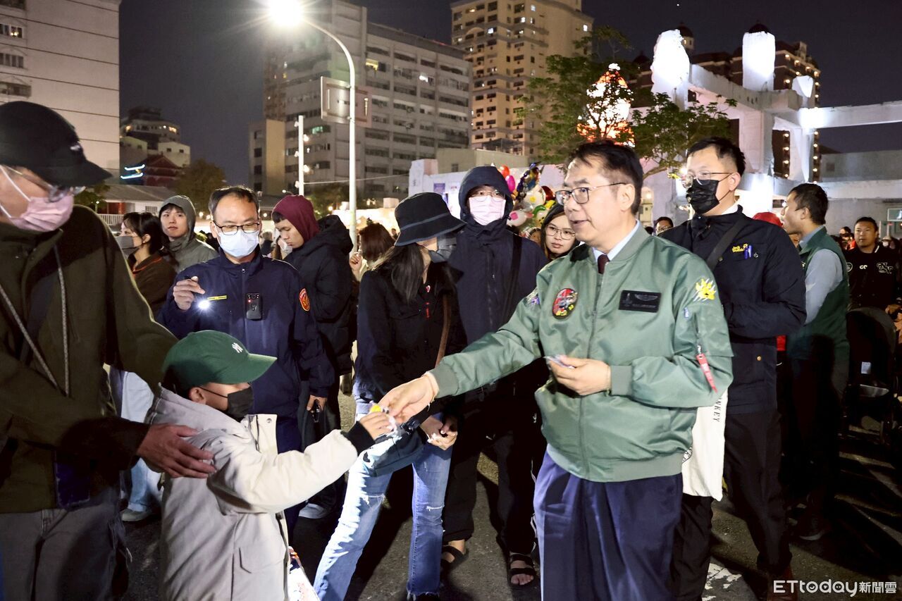 台南聖誕燈節運河河樂燈區點燈 黃偉哲與市民倒數迎聖誕