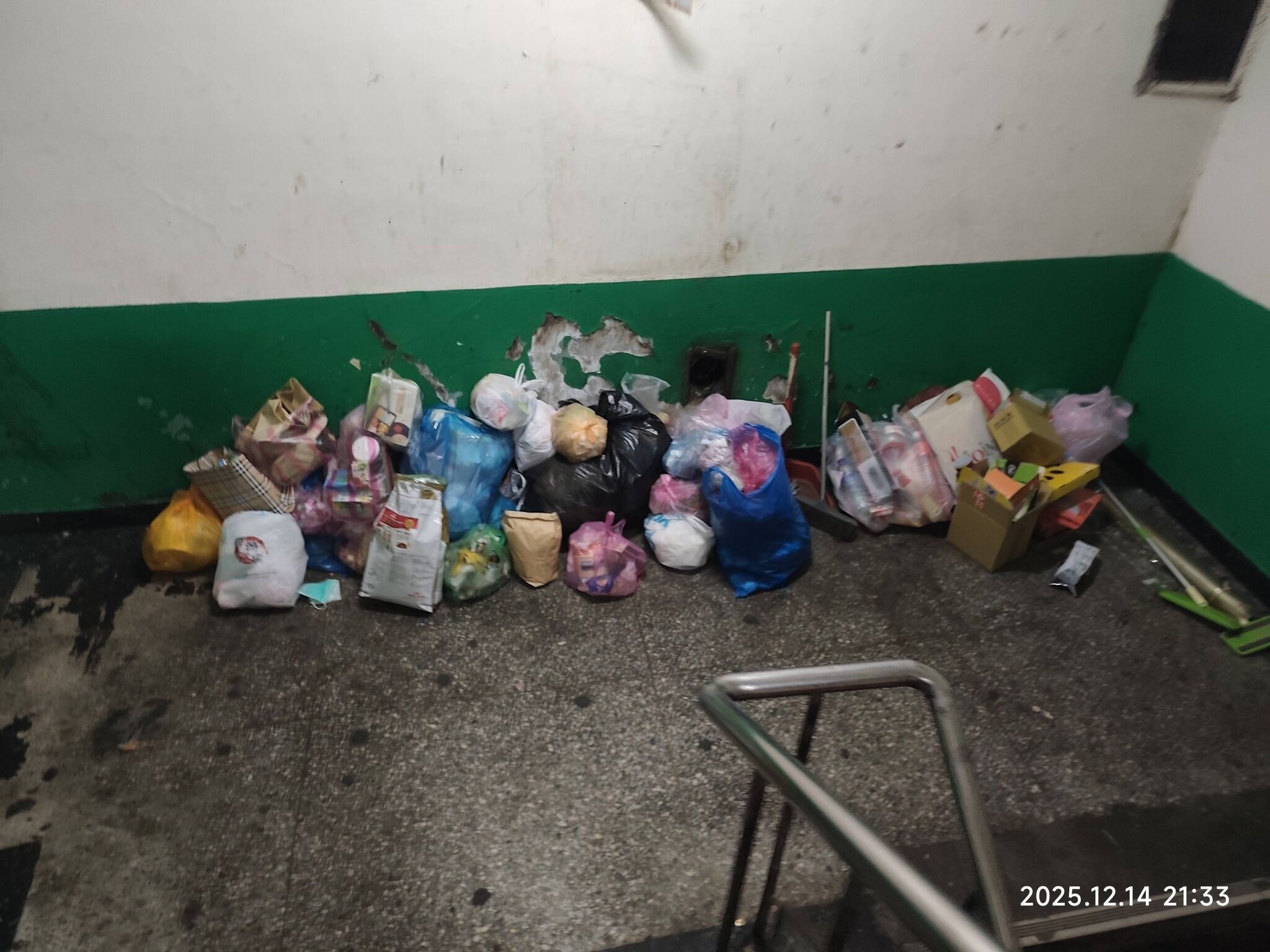 ▲▼全台最恐怖國宅「樓梯間堆滿垃圾」。（圖／翻攝臉書／爆料公社）