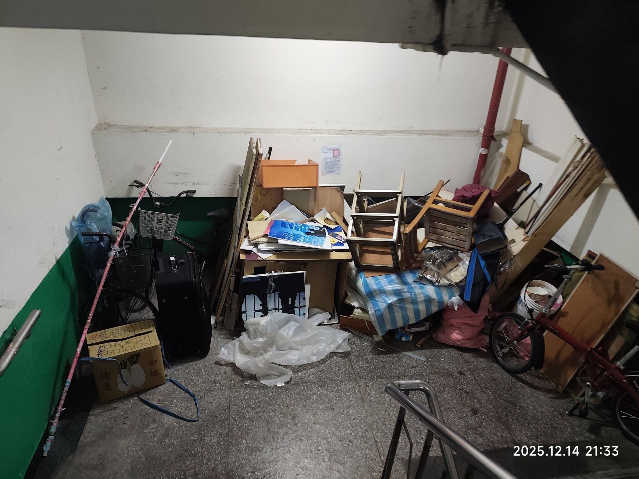 ▲▼全台最恐怖國宅「樓梯間堆滿垃圾」。（圖／翻攝臉書／爆料公社）