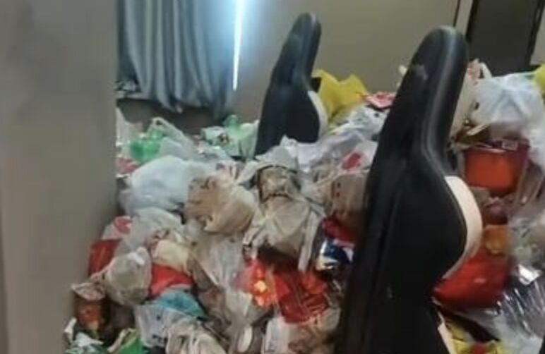 ▲陸電競酒店遇「奧客」，退房時屋內垃圾堆1公尺高。（圖／翻攝極目新聞）