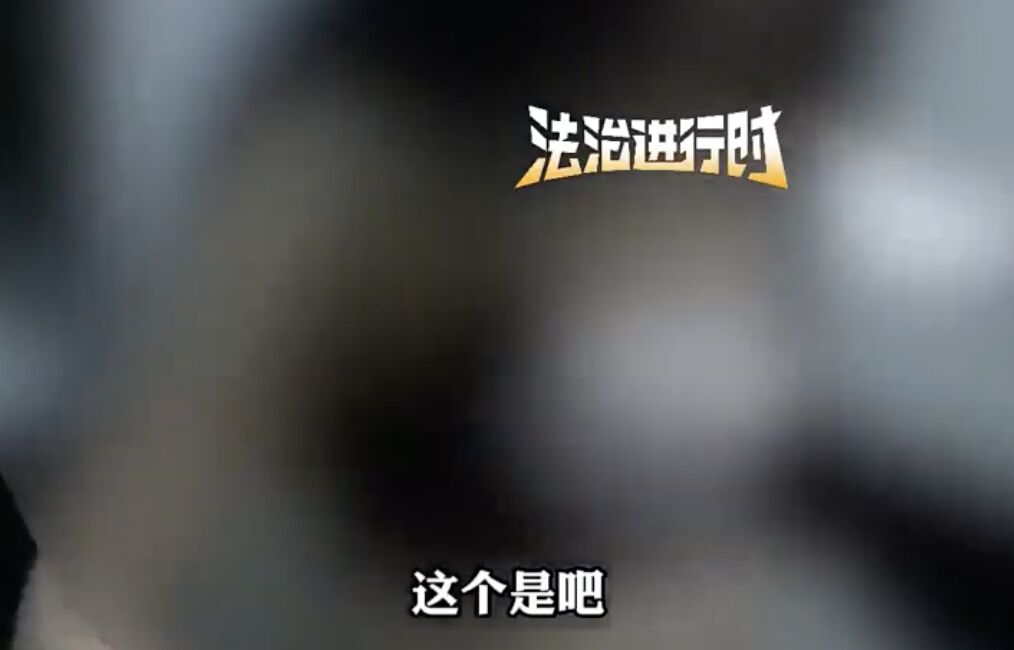 ▲女子在胸罩內藏毒欲前往北京，被執法人員搜出。（圖／翻攝微博）