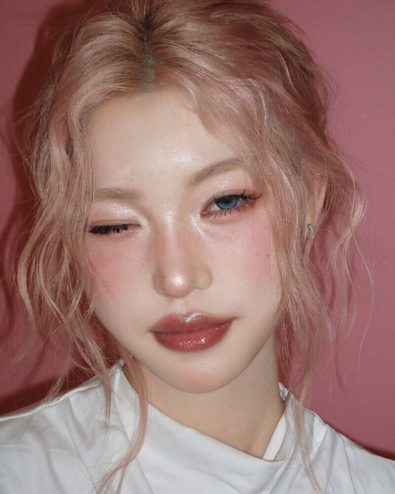 2025聖誕妝容推薦「銀色雪花妝」微醺莓果搭配銀色雪花的韓系妝容，乾淨、顯白還超有氛圍！