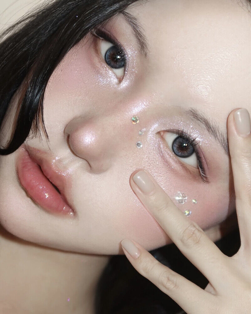 2025聖誕妝容推薦「銀色雪花妝」微醺莓果搭配銀色雪花的韓系妝容，乾淨、顯白還超有氛圍！