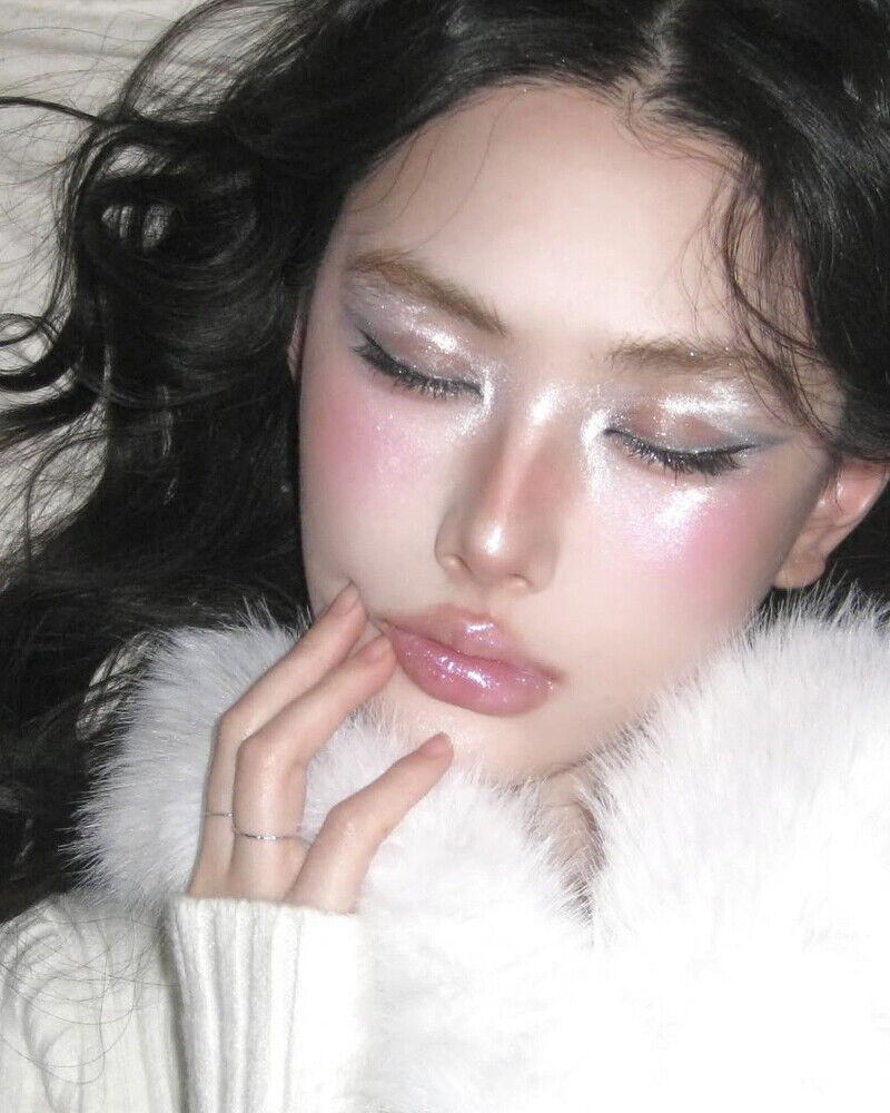 2025聖誕妝容推薦「銀色雪花妝」微醺莓果搭配銀色雪花的韓系妝容，乾淨、顯白還超有氛圍！