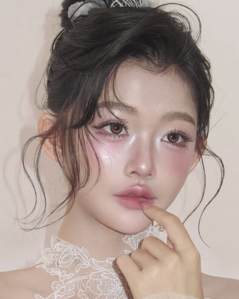 2025聖誕妝容推薦「銀色雪花妝」微醺莓果搭配銀色雪花的韓系妝容，乾淨、顯白還超有氛圍！