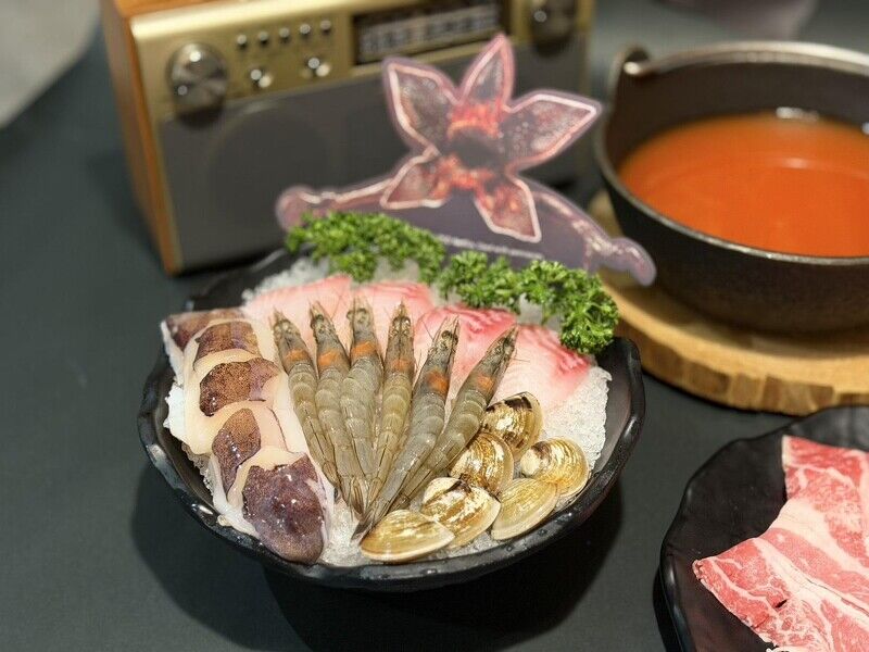 《怪奇物語》Ｘ築間！全台6間主題店開跑，沉浸式「魔神鍋物套餐」太吸睛