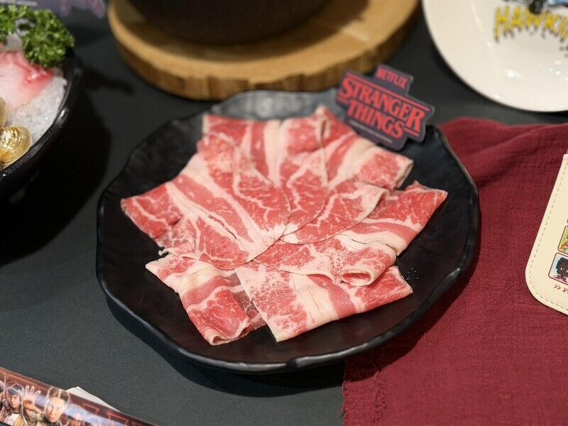 《怪奇物語》Ｘ築間！全台6間主題店開跑，沉浸式「魔神鍋物套餐」太吸睛