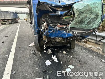 國10帆布掉落！小貨車輾過失控「3車連環撞」　車頭全毀畫面曝