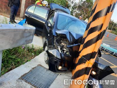 疑似恍神肇事！直線路段轎車高速衝撞電桿　一家4人全受傷送醫