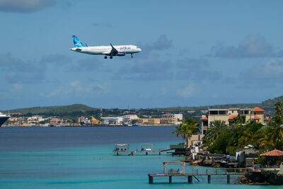 廉航空中「驚險擦身軍機」　指控美軍機未開應答器