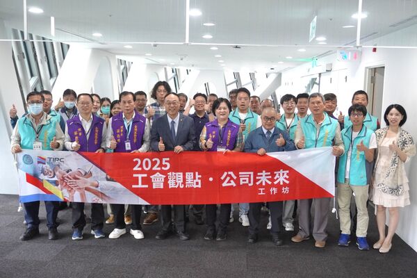 ▲港務公司辦理工會支持工作坊-高雄場，由董事長周永暉(前排左四)、行政副總經理高傳凱(前排右四)率企業工會的理事長、勞工董事、理事、監事、勞資會議及福委會的勞方代表參加合影。（圖／港務公司提供）