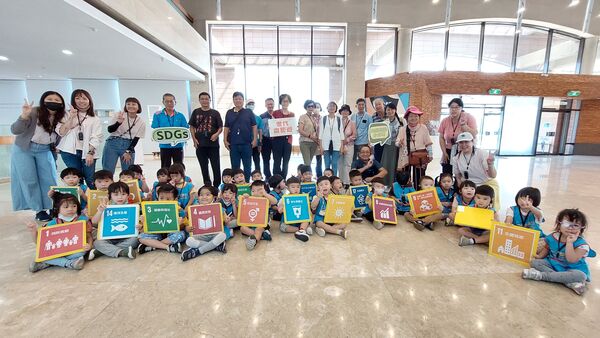 ▲高雄港教保中心世代齊藝遊活動師生合影。（圖／港務公司提供）