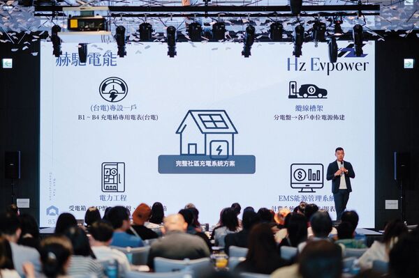 專家建議民眾趁此時多看屋培養房感，估房市2026年下半年築底完成，交易動能可望回溫。圖為交屋說明會。（翻攝南悅樂田臉書粉專）