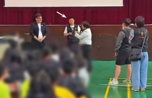 賓賓哥（箭頭處）日前在台中校園擅自直播，被市長盧秀燕痛斥白目、下令封殺。（翻攝賓賓哥直播）