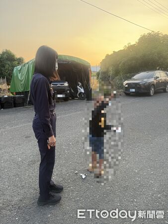 ▲枋寮警方陪男童返家。（圖／記者陳崑福翻攝）