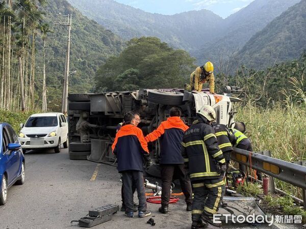 ▲▼南投埔里大貨車疑似煞車失靈，自撞護欄翻覆。（圖／記者高堂堯翻攝）