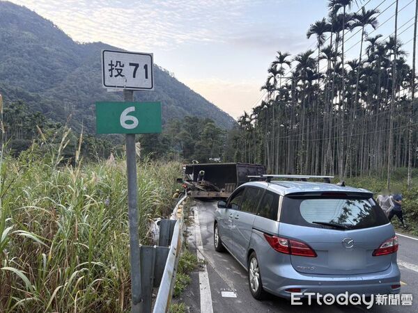 ▲▼南投埔里大貨車疑似煞車失靈，自撞護欄翻覆。（圖／記者高堂堯翻攝）