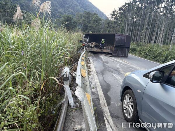 ▲▼南投埔里大貨車疑似煞車失靈，自撞護欄翻覆。（圖／記者高堂堯翻攝）
