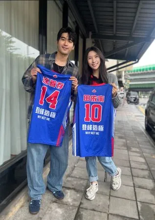 ▲田依甯與涂善存合體做公益。（圖／經紀人提供） 