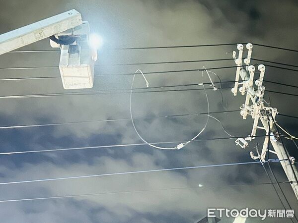 ▲小客車深夜失控撞斷電桿橫躺路中，台電漏夜搶修恢復供電。（圖／台電桃園營業處提供、下同）