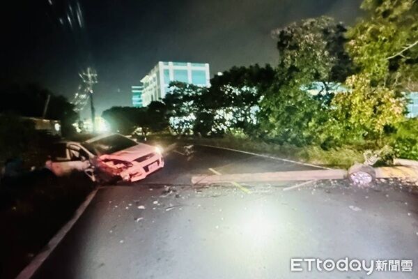 ▲小客車深夜失控撞斷電桿橫躺路中，台電漏夜搶修恢復供電。（圖／台電桃園營業處提供、下同）