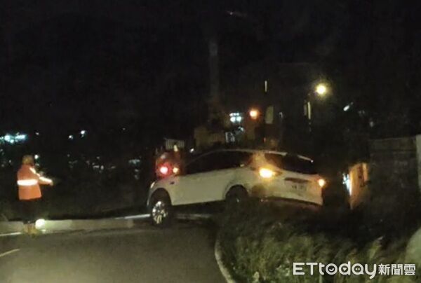 ▲▼小客車右側猛烈撞擊，安全氣囊爆裂車頭毀損。（圖／民眾提供、下同）