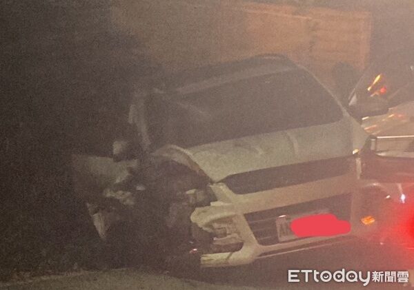 ▲▼小客車右側猛烈撞擊，安全氣囊爆裂車頭毀損。（圖／民眾提供、下同）