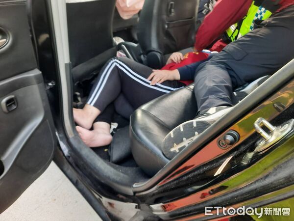 ▲苗栗縣通霄鎮苗128線直線路段，昨發生轎車高速自撞電桿，釀成1家4口受傷送醫。（圖／記者楊永盛翻攝）