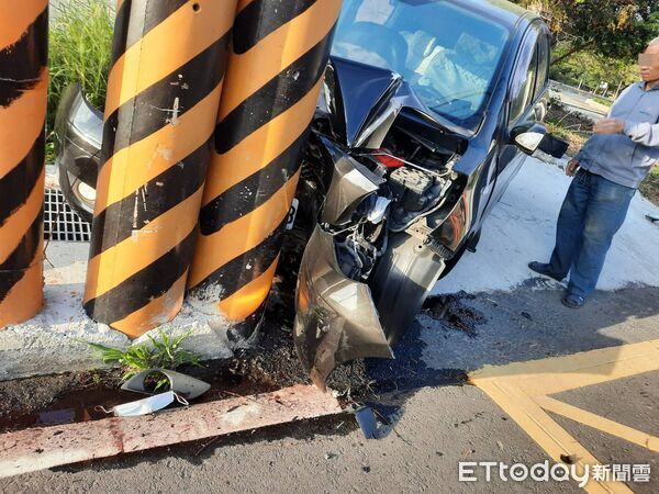 ▲苗栗縣通霄鎮苗128線直線路段，昨發生轎車高速自撞電桿，釀成1家4口受傷送醫。（圖／記者楊永盛翻攝）