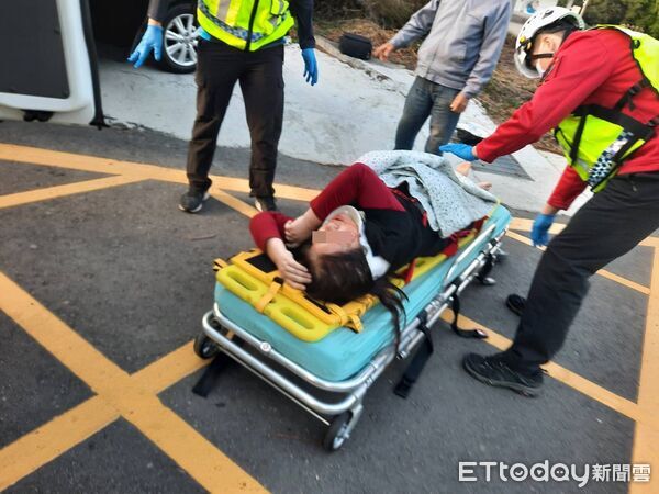 ▲苗栗縣通霄鎮苗128線直線路段，昨發生轎車高速自撞電桿，釀成1家4口受傷送醫。（圖／記者楊永盛翻攝）