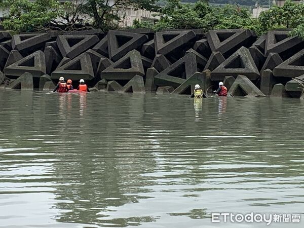 ▲▼兄弟檔越南移工，12日晚間到白米溪出海口抓螃蟹，弟弟失足落海，搜救人員至昨晚仍未找到人，今持續搜救。（圖／記者游芳男翻攝，下同）
