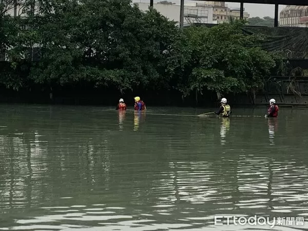 ▲▼兄弟檔越南移工，12日晚間到白米溪出海口抓螃蟹，弟弟失足落海，搜救人員至昨晚仍未找到人，今持續搜救。（圖／記者游芳男翻攝，下同）