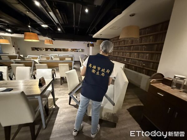 ▲▼高雄市三民區某連鎖餐廳遭爆料有蟑螂、湯壺中有蟲，衛生局前往稽查。（圖／記者吳奕靖翻攝）