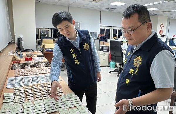 ▲▼查獲製毒工具及偽裝成市面食物外包裝或新潮包裝的毒品。（圖／少年隊提供）