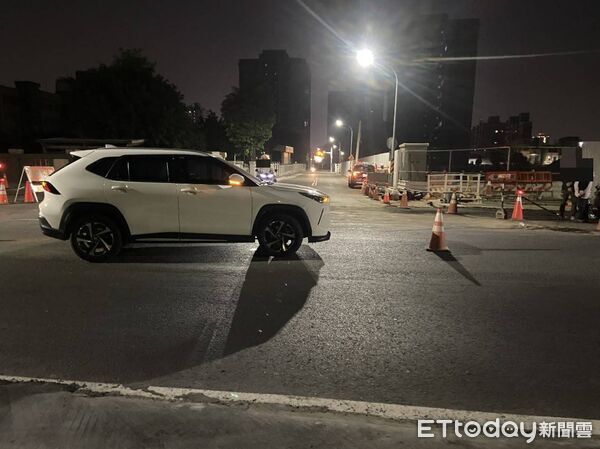 ▲台南市永康區忠孝路與中華路58巷口發生機車與自小客車碰撞事故，警方到場處理並釐清肇因。（記者林東良翻攝，下同）
