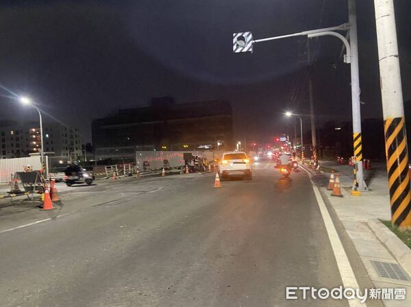 ▲台南市永康區忠孝路與中華路58巷口發生機車與自小客車碰撞事故，警方到場處理並釐清肇因。（記者林東良翻攝，下同）