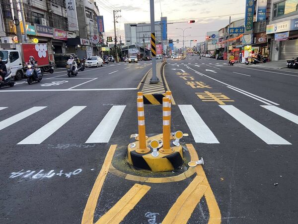▲彰南路庇護島又撞。（圖／民眾提供）